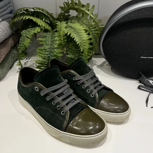 Gröna sneakers med snörning - Säljer ett par snygga gröna lanvins. Skorna är i andvändt skick, 7-8/10 Köparen får med extra skosnören. Skorna är i uk 8 och passar mig, storlek 41-42. Öppen för bytesförslag!
