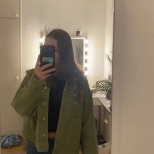 Jeansjacka - Jeansjacka från zara i storlek S, Köptes för cirka två månader sen men har inte hittat användning för den. Köptes för 400 men säljer för 200kr+frakt🥰