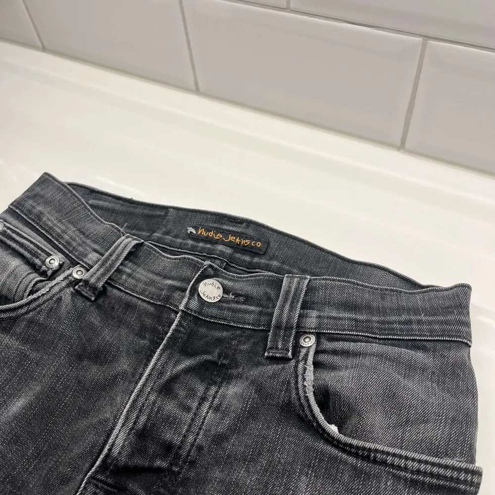 Säljer nu dessa mörka och sjukt snygga nudie jeansen || bra skick, cond: 9/10 || storlek: W 28 L34 || passar dig runt 190cm || perfekta jeans till vintern || hör av dig vid frågor eller funderingar :). Jeans & Byxor.