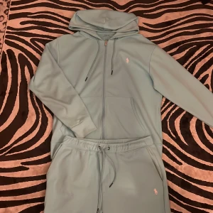 Polo ralph lauren track suit - Säljer en snygg turkos dress från Polo Ralph Lauren. Den är i mycket bra skick använd ett fåtal gånger