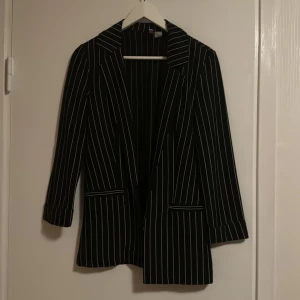 Randig kavaj i tygmaterial - Svart- vit randig kavaj i tyg, strl XS