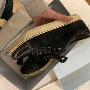 Svarta sneakers från Lanvin - Skorna kommer i originalförpackning med dustbag.