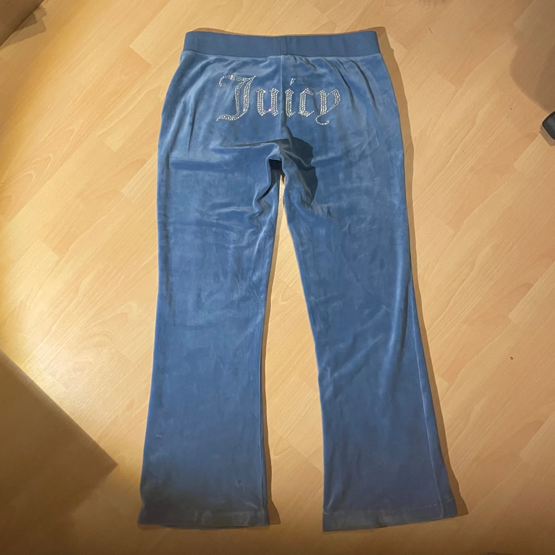 Blå Juicy Couture byxor med tryck och fickor - 92