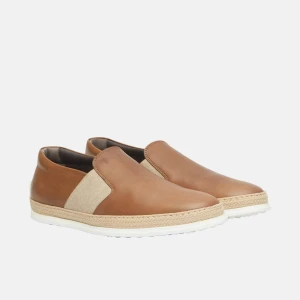 Bruna loafers i skinn - Högt eftertraktade loafers i skinn från Tod’s | Kommer direkt ifrån fabrik | Nypris är 6 145 kr |
