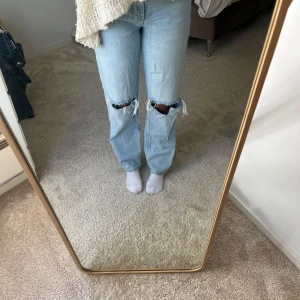 Ljusa jeans med slitningar - 90’s jeansen från Gina som vart super populära. Säljer i både 36 & 38, båda är i bra skick. 