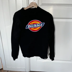 Svart tröja från Dickies - Säljer en svart tröja från Dickies i storlek XS. Tröjan är i bra skick och passar både höst och vinter. Perfekt för dig som gillar streetwear! Storleken är Xs- man, men tycker den sitter som S på kvinna/unisex. Tröjan är använd men i bra skicK!  Varan finns i Enköping och jag har möjlighet att mötas upp alternativt posta emot frakt!💞 Vid intresse kan flera detaljerade bilder skickas/ bilder med tröjan på! Tvättas innan den säljs/skickas☺️ Priset går även att diskutera!