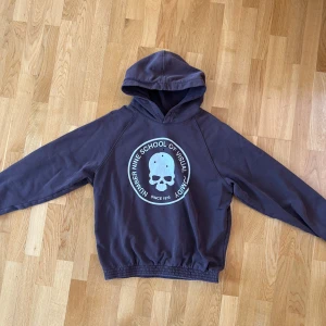 Number (N)ine School of visual comedy hoodie - number (n)ine sovc hoodie som är i size: 0 (M/S). tvär fet och passar nice. hmu för mer info, köp inte utan att skriva till mig