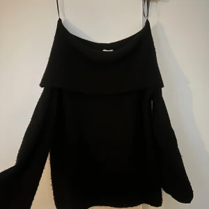 Svart offshoulder tröja - Säljer en stilren svart offshoulder tröja som är perfekt i vardagen. Den är använd så den är lite nopprig men inget man tänker på🖤
