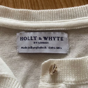 Vit kofta från Holly & Whyte - Säljer en vit kofta från Holly & Whyte by Lindex i storlek L. Den är i mycket bra skick och har fina knappar framtill som är i guld färg. Den är i storlek L men skulle säga att den är mer som en M. Kommer inte löngre till användning. Köpte för 350 men säljer nu för 250