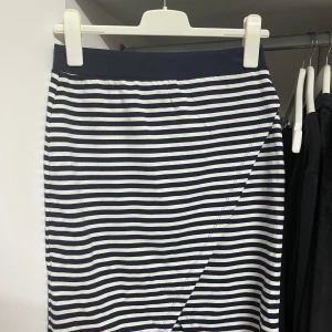 Randig kjol från Esmara - Snygg randig kjol från Esmara i marinblått och vitt. Kjolen har en omlott-design som ger en modern touch. Perfekt för både vardag och festliga tillfällen. Den är i mycket bra skick och passar perfekt till vår och sommar. 🖤🤍