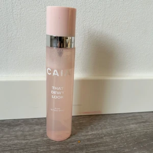 Glow Setting Spray från CAIA - Säljer en Glow Setting Spray från CAIA som ger en fantastisk dewy look. Perfekt för att få sminket att hålla hela dagen med en fräsch och strålande finish. Flaskan är rosa med en stilren design och har en praktisk sprayfunktion. Använd ett par gånger, men flaskan är nästintill full (kolla bild)