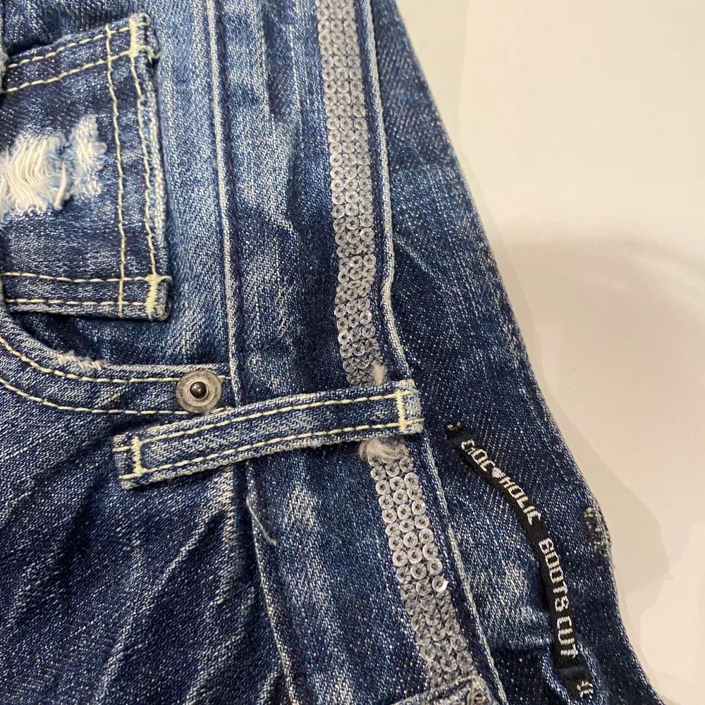 Snygga blå jeansshorts från Rock & Republic i bra skick. De har en cool slitning och fransiga kanter för en avslappnad look. Perfekta för sommardagar och festivaler. Shortsen har en knapp och dragkedja framtill samt klassiska fem fickor.. Shorts.