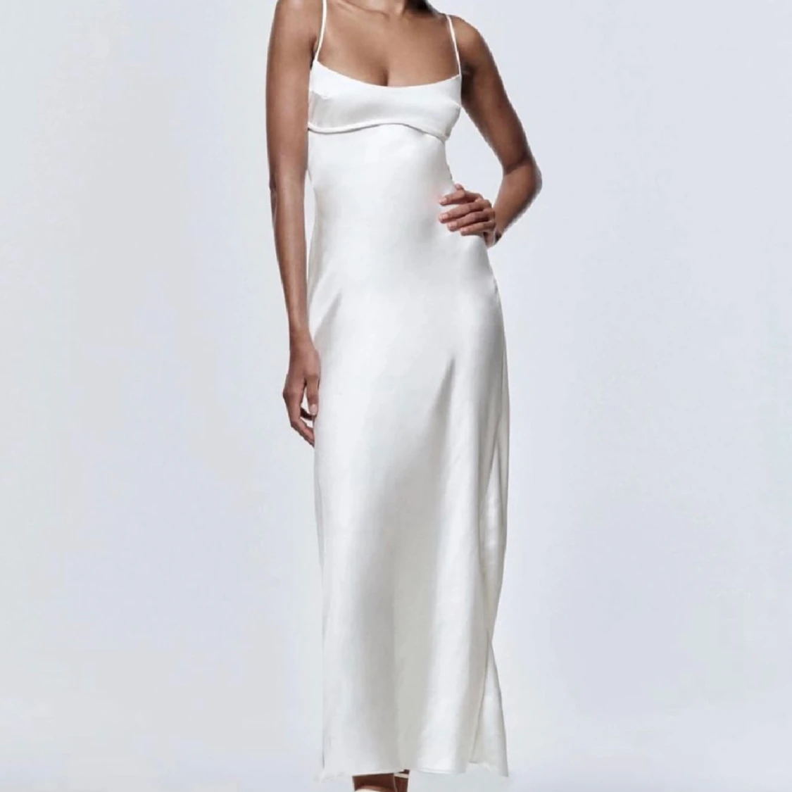 Vit axelbandslös långklänning