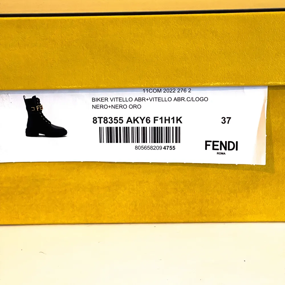 FENDI Boots/Kängor Köpta på Miinto.se  Nypris ca 15.000 SEK. Pris just nu på Farfetch.com ca 25.000 SEK/ 2200EUR  Storlek: EU37 Skick: Som nya, endast använda i ca 1 timme utomhus så spår av användning finns endast under sulan. Kommer i original skokartong + 2 sko-påsar i tyg.  Kvitto från Miinto via Klarna finns och medföljer + orderbekräftelse. Jag har suddat ut kontaktuppgifter på bilden med ordern, men dessa kommer synas på kvittot som medföljer (dock ej personnr etc.).. Skor.