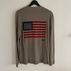 Beige cardigan från Zadig & Voltaire - Säljer en snygg beige cardigan från Zadig & Voltaire i storlek M. Den är i helt ny skick med etikett kvar, passar perfekt nu till hösten och våren. Säljer för endast 1199! Hör av dig vid minsta fråga eller fundering!!!