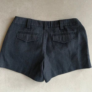 Lågmidjade shorts - Lågmidjade glittriga shorts som är perfekta för fest! 