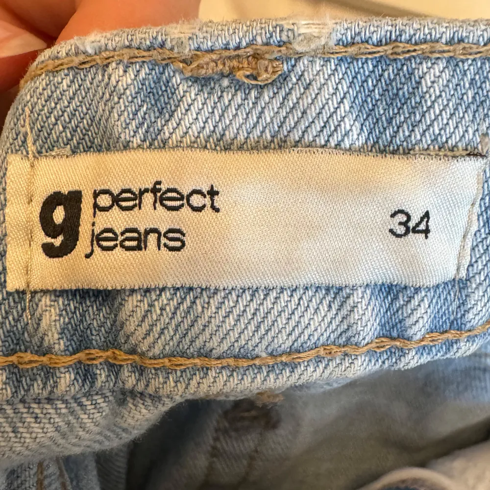 Säljer ett par ljusblå jeans från Gina Tricot i storlek 34. De är högmidjade och har en straight passform med slitna detaljer vid knäna. Modellen på bilden är 174cm lång, men passar även dig som är lite kortare. Köparen står för frakten🩵. Jeans & Byxor.