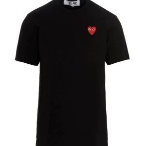 Svart t-shirt från Comme des Garçons - Skick 7/10 inga defekter vad jag ser. Skriv för mer bilder eller frågor