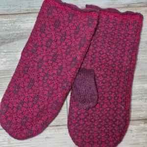 Rosa och lila vantar från Indiska - Säljer ett par mysiga vantar från Indiska i en härlig mix av rosa och lila. De är tillverkade av 51% polyamid och 49% ull, vilket gör dem både varma och hållbara. Perfekta för kalla vinterdagar! 🧤