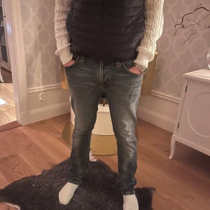 Nudie Jenas ”Thin Finn” - Säljer mina nudie Jeans i modellen Thin Finn. Byxorna är o storleken L32 W34  men sitter mer i W32-W33. Jeansen är i bra skick. Tveka inte att höra av dig vid eventuella frågor. 