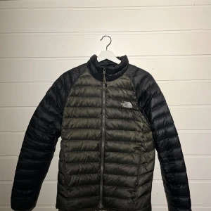 Svart och mörkgrön dunjacka från The North Face - Säljer en snygg och varm dunjacka från The North Face i svart och mörkgrön. Ganska bra skick 7/10.