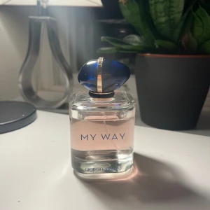 Giorgio armani parfym, my way💕 - Säljer nu denna 90 ml parfym ifrån Giorgio Armani, man ser tydligt på bild 3 hur mycket som är kvar av den, köpt på lyko nypris 1800kr💕💕, orginal förpackning medföljes, lägg gjärna prisförslag