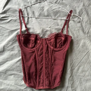  korsett från Urban Outfitters - En vinröd korsett från Urban Outfitters som inte går att köpa längre. Använd fåtal gånger