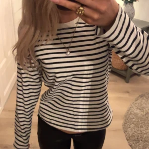 Randig tröja från Zara - Säljer en superfin randig tröja från Zara i storlek S. 🤍🖤