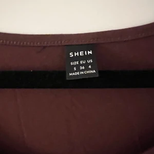 Brun långklänning från Shein - Säljer en stilren brun långklänning från Shein i storlek S. Klänningen har en enkel design med långa ärmar och en rund halsringning. Perfekt för höst och vinter, både till vardags och festligare tillfällen. 🧡