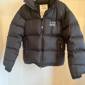 Svart pufferjacka från Axel Arigato - Säljer en snygg svart Observer pufferjacka från Axel Arigato i mycket bra skick. Storlek S. Inköpt för ett år sedan och använd under vintern. Inköpt för 4800 :-. Säljer för 2000 :-. Skriv vid intresse eller om du har några frågor o funderingar!