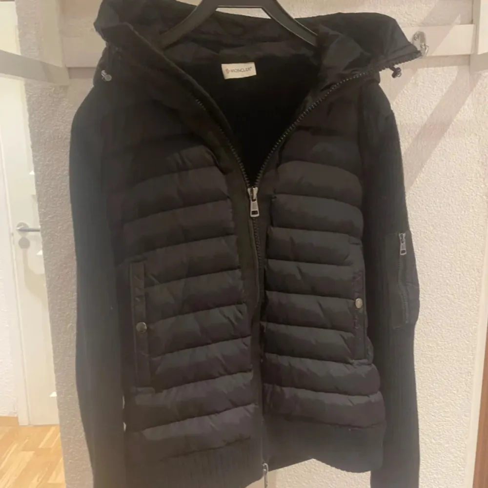 Säljer en snygg svart jacka från Moncler i mycket bra skick. Jackan har en quiltad design med dragkedja och en praktisk huva. Perfekt för höst och vinter, och den har en cool serietidningsetikett på insidan. Passar både till vardags och lite finare tillfällen. Köptes ifrån moncler hemsida, är riktig . Jackor.