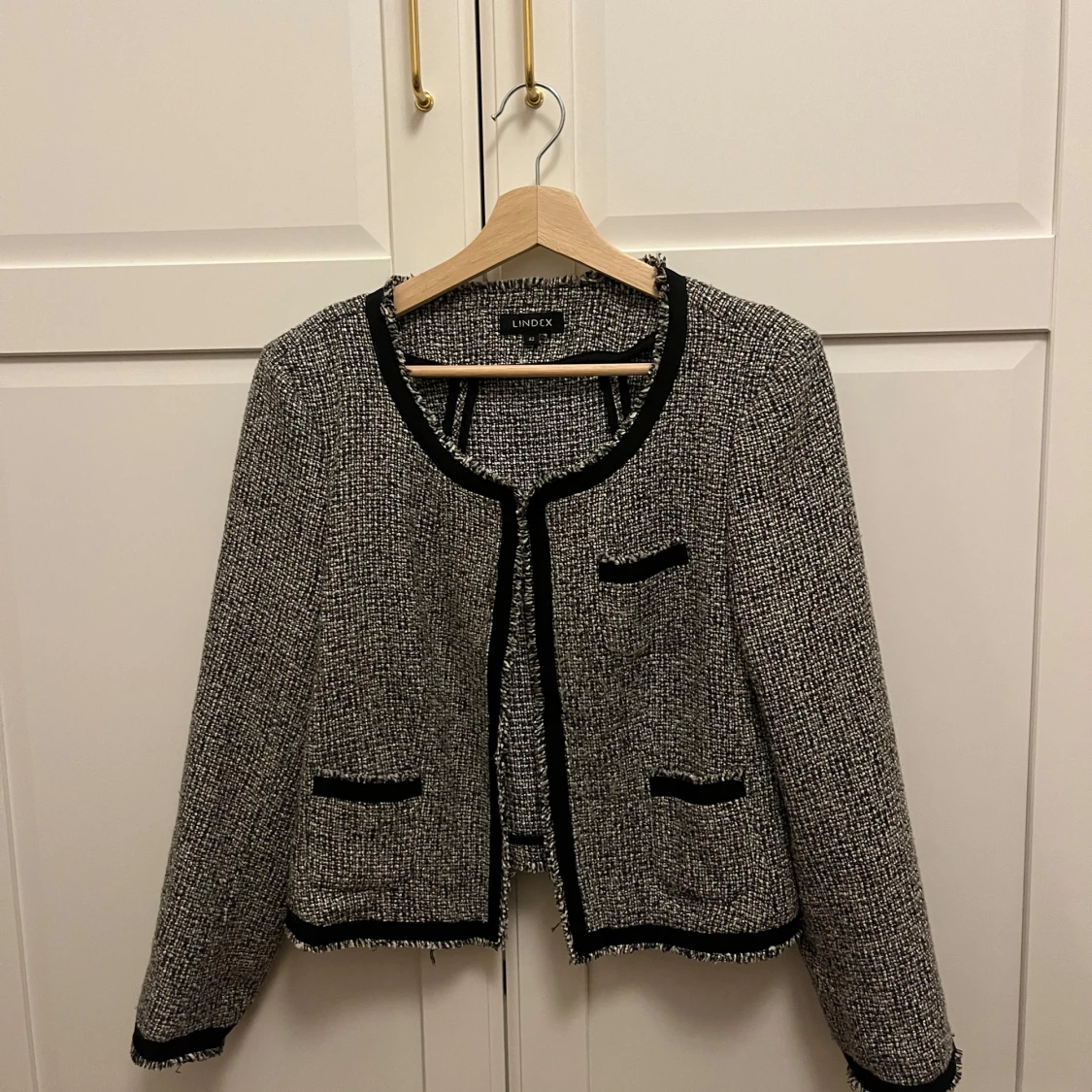 Svartvit kavaj från Lindex