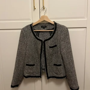 Svartvit kavaj från Lindex - Säljer en svartvit kavaj från Lindex i storlek 42. Den har en tweed-look. Kavajen är i mycket bra skick. Storlek 42 men skulle säga att den passar 38/40/42.