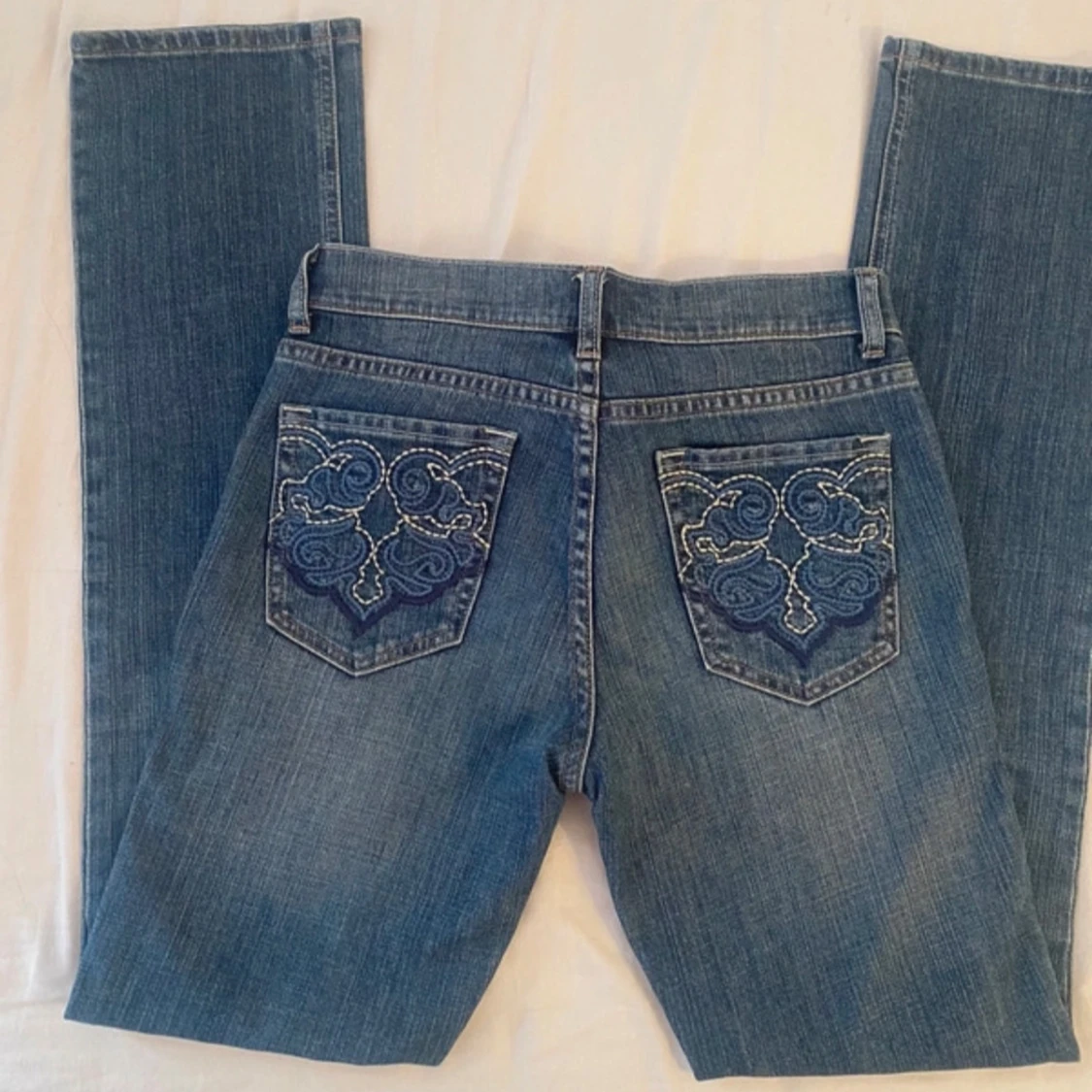 Blå jeans med broderade detaljer