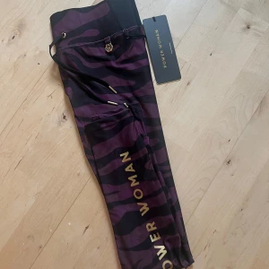 Löpartights från Powerwoman – Pangpris! - Säljer helt oanvända Powerwoman löpartights med lappen kvar. Välj mellan Grey/black eller Plum/black. Tightsen har en skräddarsydd och smickrande passform, perfekta för både löpning och annan krävande träning. Ordinarie pris 1295 sek.  ✅ Hög kvalitet från Powerwoman ✅ Perfekt stöd och komfort ✅ Passar både nybörjare och proffs  Passa på att fynda till ett riktigt bra pris!     