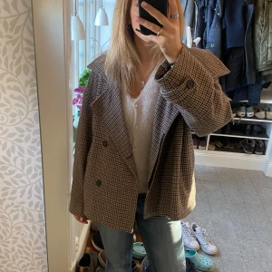 Kappa från arket - Säljer denna jättecoola kappa från arket i stl M, men passar mig som brukar ha S!! Lite slitage på innerfodret vid ärmen, annars har det bytts ut och är i toppskick!!🤩💕💕 Så fin nu till hösten🍁🍁