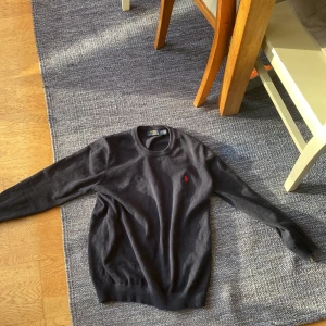 Mörkblå tröja från Ralph Lauren - Mörkblå stickad tröja från Ralph lauren, liten i storleken, sitter som xs 
