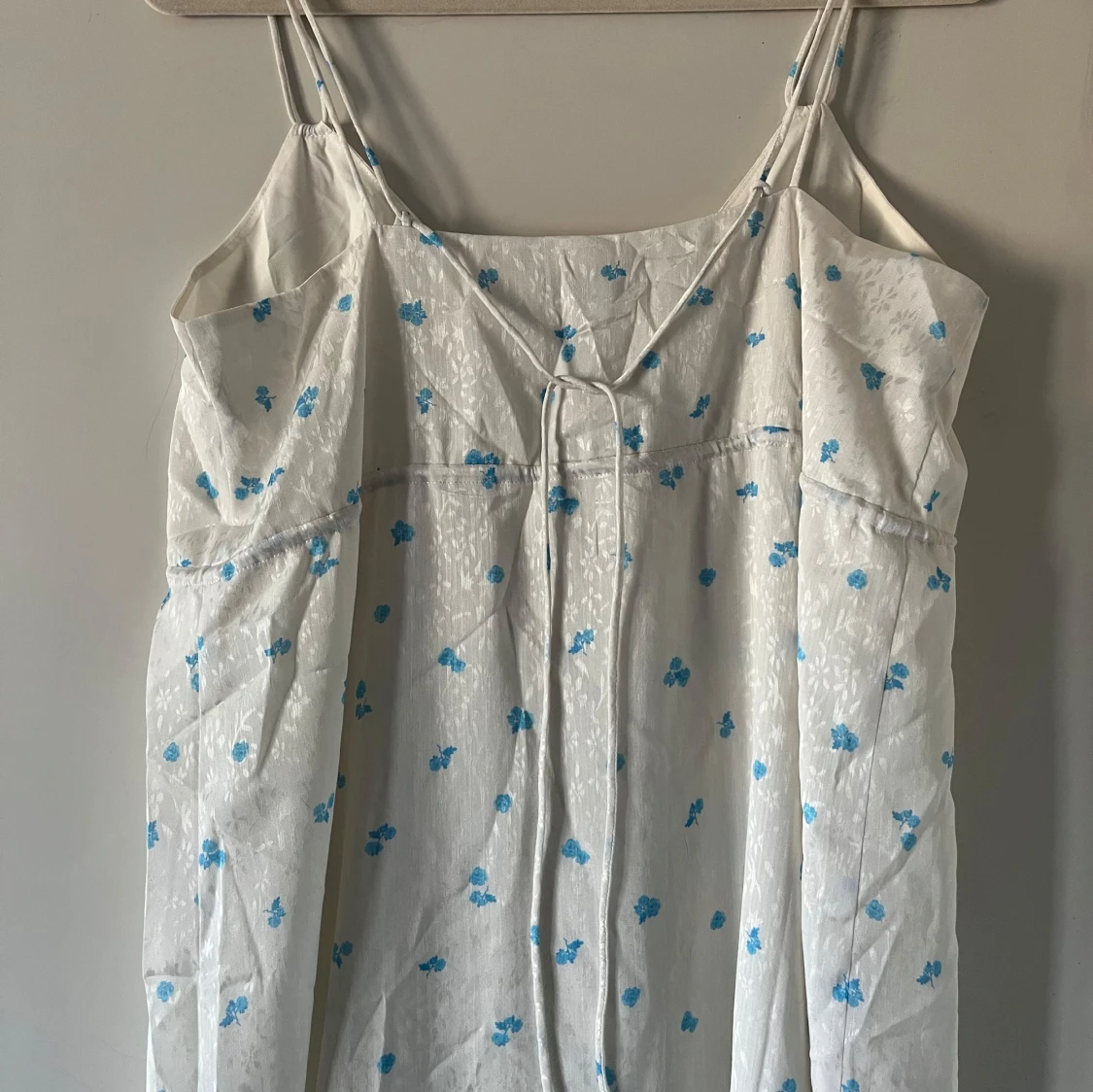 Vit blommig klänning från ADOORE - 91