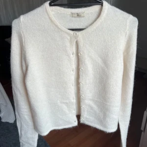 Vit kofta från Ginatricot  - Superfin creamvit kofta. Den har långa ärmar och knappar hela vägen ner.  Använd 1 gång men har redan en lika dan så den kommer tyvärr inte till användning. Köptes för 399kr