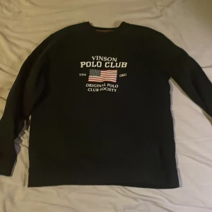 Svart tröja från Vinson Polo Club - Säljer en svart tröja från Polo . Perfekt för en casual look. Passar både till vardags och lite finare tillfällen.