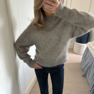 Mohair tröja - Så sjukt fin stickad tröja från &other stories i mohair💕 använd en gång, nypris 1200kr