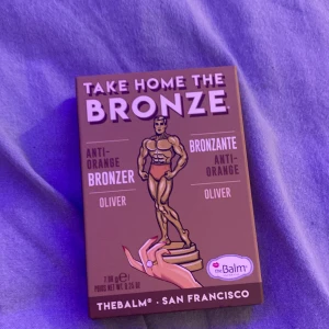 Take Home The Bronze Bronzer från theBalm - Säljer en 'Take Home The Bronze' bronzer i nyansen Oliver från theBalm. Den är anti-orange och perfekt för att ge en naturlig solkysst look. Förpackningen är snygg och kompakt, perfekt för sminkväskan. Används för att framhäva ansiktsdrag och ge en varm ton.