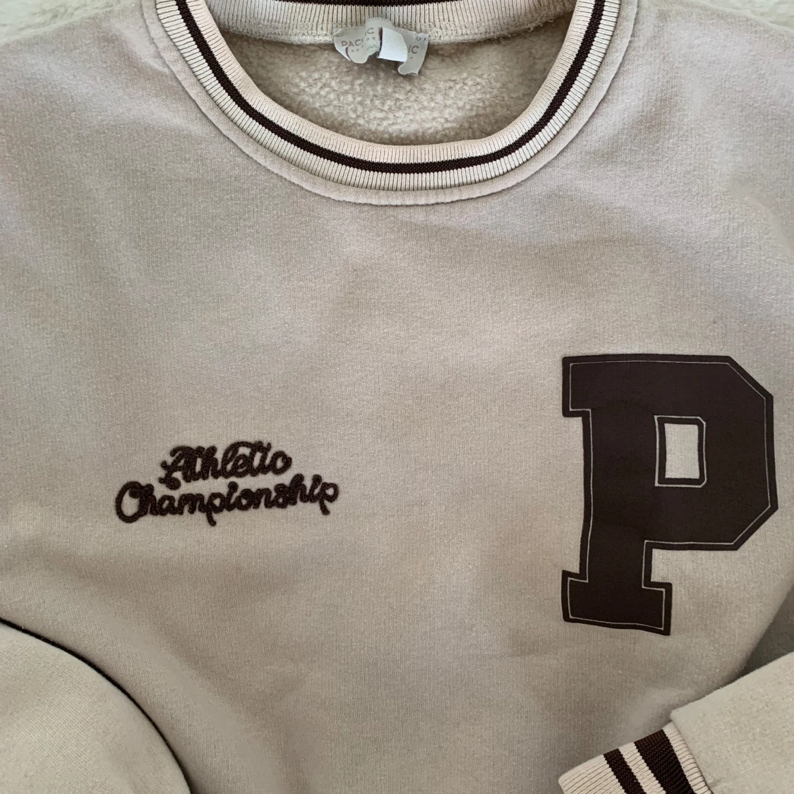 Oversized Beige sweatshirt med bruna detaljer. Beige tröja.  - 93