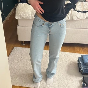 Ljusblå jeans - Ljusblåa jeans från weekday i modell arrow! W26 L32. 