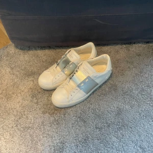 Valentino opens silver - Säljer dessa valentino opens skick väldigt bra 9/10 