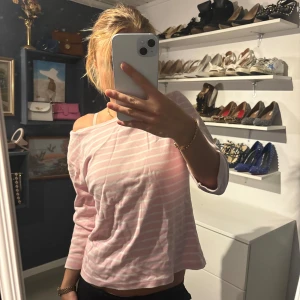 Rosa randig offshoulder topp - Trekvartsärmad topp