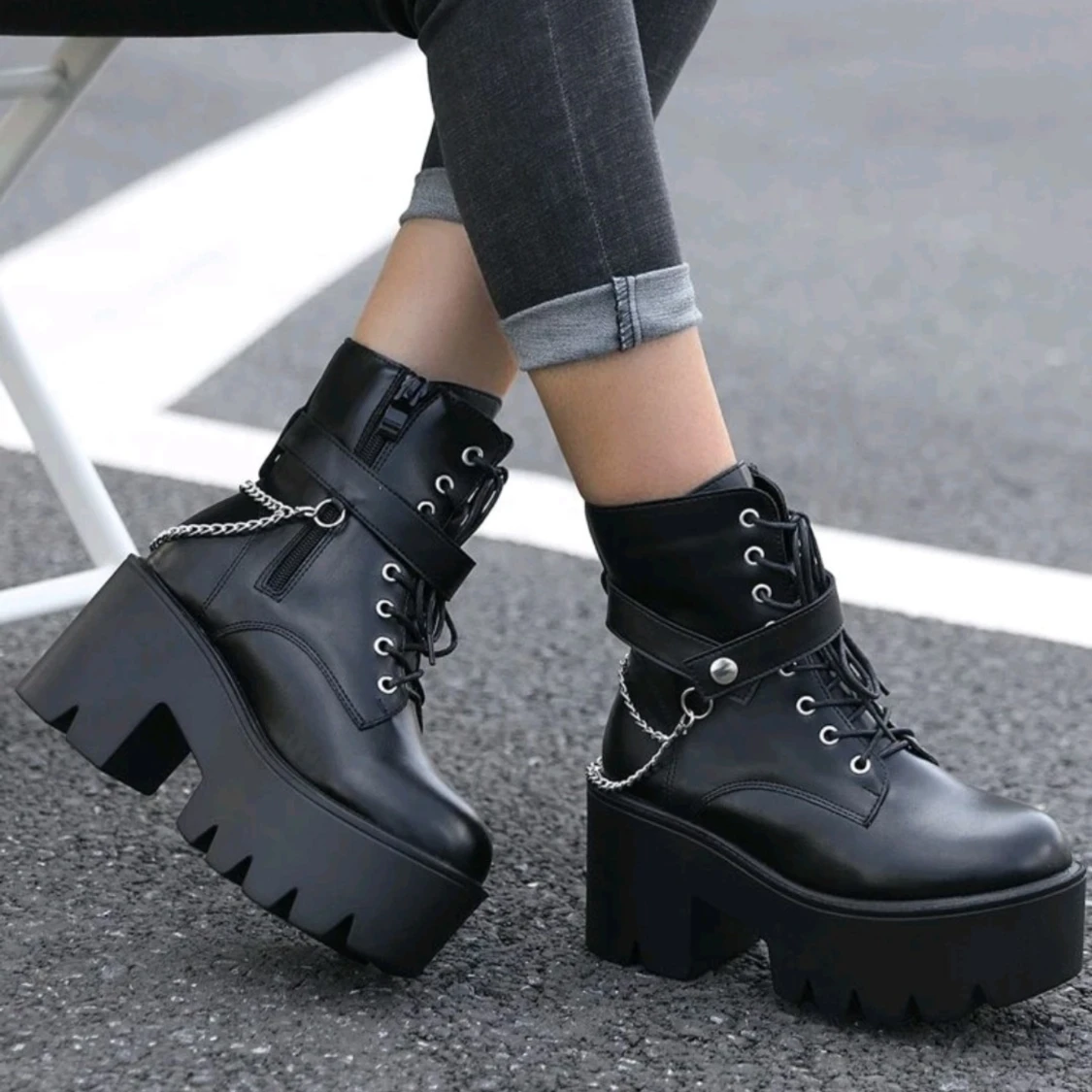 Svarta chunky boots med kedjedetalj - 91