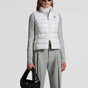 Vit dunväst från Moncler - Säljer en snygg vit dunväst från Moncler i mycket bra skick. Västen har en dragkedja framtill och är perfekt för höst och vår. Den är quiltad och har en normal passform. Perfekt för att hålla värmen med stil! Storleken är 0 i monclerstorlek vilket motsvarar XS.🤍köpt för 9000 säljer nu för 3500!