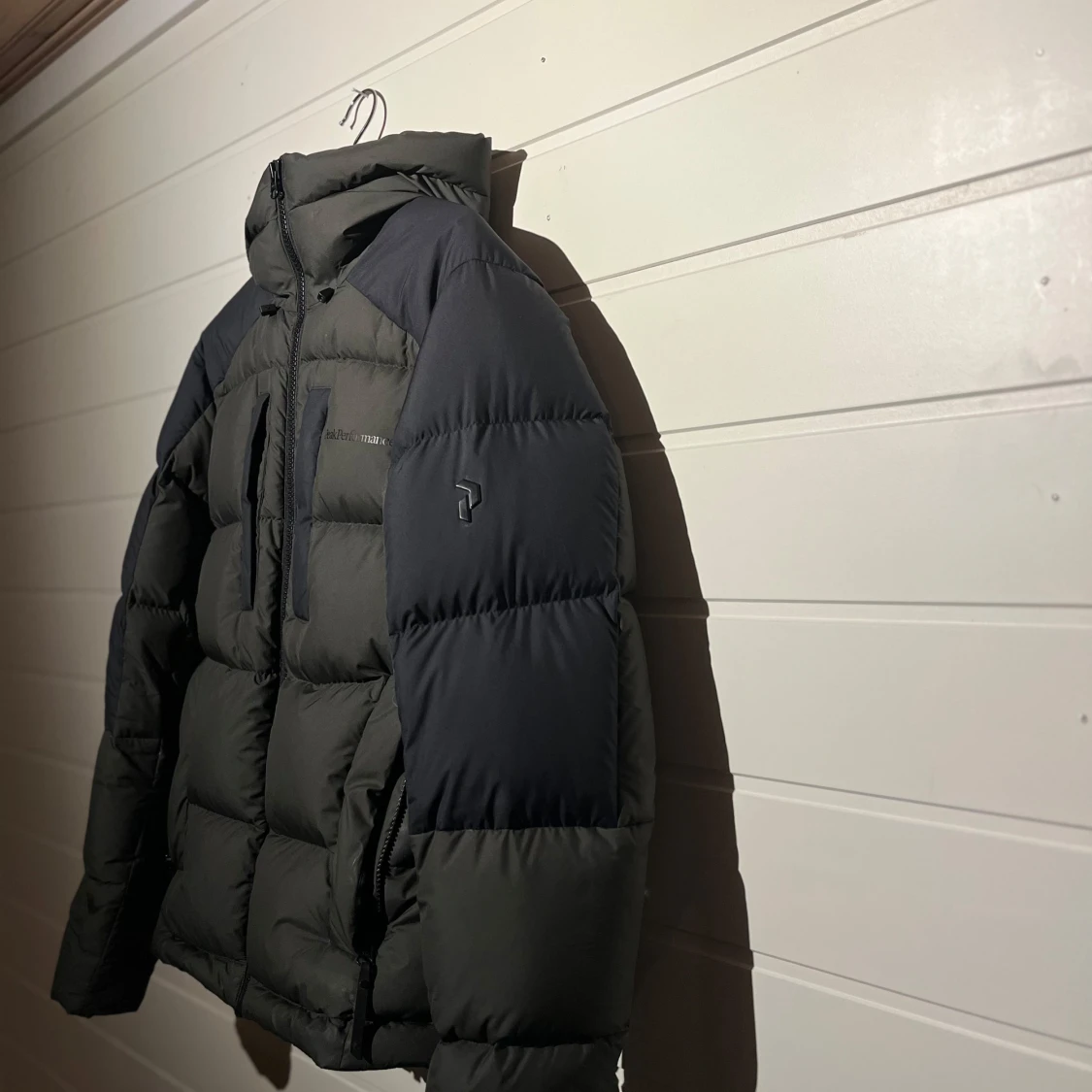 Mörkgrön dunjacka från Peak Performance. - 90