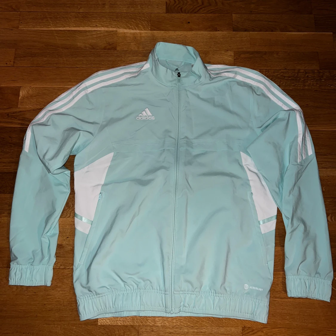 Ljusblå vindjacka från Adidas